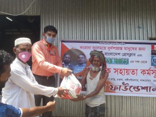 লালমোহনে শান ফাউন্ডেশনের উদ্দ্যোগে অসহায়দের মাঝে খাদ্যসামগ্রী বিতরণ