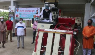 ভোলার লালমোহনে কৃষকদের মাঝে ধান কাটার যন্ত্র কম্বাইন্ড হার্ভেস্টার বিতরন