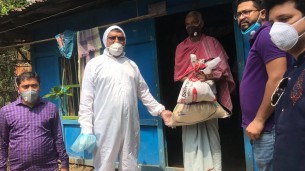 লালমোহনে মোবাইলে ফোন পেয়ে ত্রাণ নিয়ে ছুটলেন এমপি শাওন