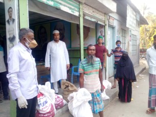 দৌলতখানে অসহায়দের মধ্যে ত্রাণ বিতরণ