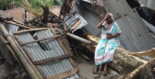কাল বৈশাখীর তান্ডবে স্বপ্ন ভেঙে গেলো দৌলতখানের বৃদ্ধা হালিমার