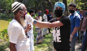 ভোলায় ‘অগ্রপথিক’ এর উদ্যোগে বিনামূল্যে মাস্ক বিতরণ