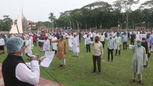 লালমোহনে ত্রাণ বিতরণে স্বচ্ছতার  জন্য জনপ্রতিনিধিদের শপথ পড়ালেন এমপি শাওন