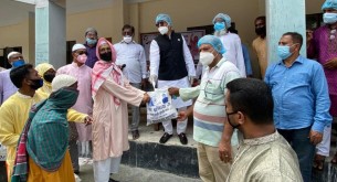 ভোলার লালমোহনে প্রধানমন্ত্রীর উপহার ত্রাণ সামগ্রী পৌছে দিচ্ছেন এমপি শাওন