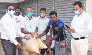 ভোলায় অটোরিকসা চালকদের মাঝে খাদ্য সামগ্রী বিতরণ