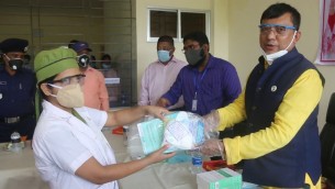 করোনা প্রতিরোধে লালমোহন-তজুমদ্দিন হাসপাতালে মেডিকেল সরঞ্জাম বিতরণ করলেন এমপি শাওন