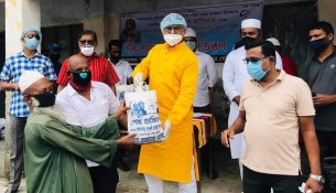 ভোলার লালমোহনে কর্মহীনদের মাঝে ইফতার সামগ্রী বিতরণ