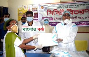 লালমোহনে ডাক্তার-নার্সদের মাঝে এমপি শাওনের পিপিই বিতরণ