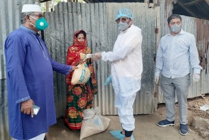 ভোলায় ফোন পেয়ে বাড়ি গিয়ে খাদ্যসামগ্রী পৌছে দিলেন এমপি শাওন