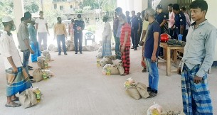 দৌলতখান আত্মসমর্পণকারী মাদক ব্যবসায়ীদেরকে ত্রান দিল পুলিশ