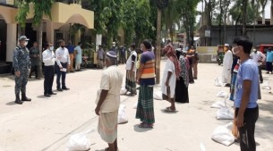 ভোলায় নিজেদের রেশন অসহায়দের দিলো নৌবাহিনী