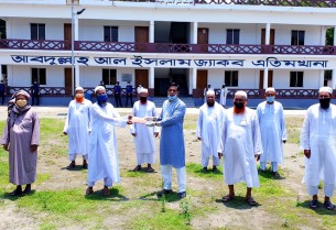 ইমাম ও মোয়াজ্জিনদের আর্থিক অনুদান দিলেন এমপি জ্যাকব