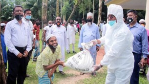 ভোলার বোরহানউদ্দিনে খাদ্য সামগ্রী বিতরণ করেছেন এমপি মুকুল