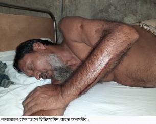 লালমোহনে পাওনা টাকা চাওয়ায়  পিতা-পুত্রকে পিটিয়ে আহত