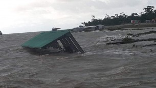 ভোলায় জোয়ারের পানিতে তলিয়ে গেছে ইলিশা লঞ্চঘাটের পল্টুন