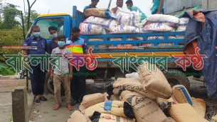 ভোলায় নৌ পুলিশের অভিযানে পিকাপ ভ্যান থেকে পলিথিন ব্যাগ জব্দ