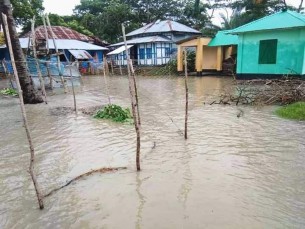 ভোলার কুকরিতে স্লুইসগেট না থাকায় পানিবন্দি চরাঞ্চলের  হাজারো পরিবার