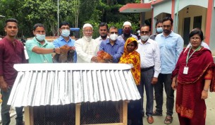 ভোলায় নারীদের স্বাবলম্বী করতে দেশী মুরগী ও খাঁচা বিতরণ