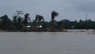 ভোলায় অবিরাম বৃষ্টিপাতে খেটে  খাওয়া চাষী ও জেলেরা কর্মহীন