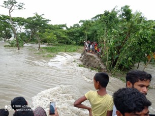 ভোলায় বেড়ি বাঁধে ভেঙ্গে লোকালয় প্লাবিত : মানুষের দুর্ভোগ চরমে