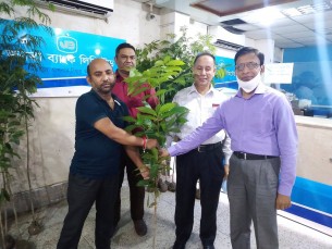 ভোলায় মুজিবর্ষ উপলক্ষে গ্রাহকদের মাঝে জনতা ব্যাংকের চারা বিতরণ