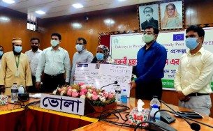 ভোলায় করোনায় ক্ষতিগ্রস্ত অতিদরিদ্রের মাঝে অর্থ সহায়তা বিতরণ
