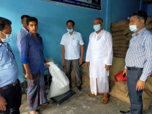 মনপুরায় ২৬০০ জেলের মধ্যে ভিজিএফ’র চাল বিতরণ