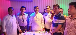 লালমোহনে গণমাধ্যমকর্মীদের সাথে এমপি শাওনের মধ্যাহ্নভোজ