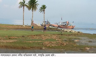 লালমোহনে মা ইলিশ রক্ষা অভিযান দলের উপর জেলেদের হামলায় এক পুলিশ আহত :  গুলি বর্ষণ