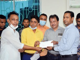 ভোলা পৌরসভার পক্ষ থেকে পূজা মন্ডপে আর্থিক অনুদান বিতরণ