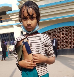 ভোলায় ভাঙা হাত কাঁধে ঝুলিয়ে ন্যায় বিচারের দাবিতে কোর্টের বারান্দায় শিশু তায়েবা