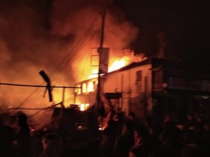 ভোলায় ভয়াবহ অগ্নিকাণ্ডে ২৫ দোকান ভষ্মীভূত 
