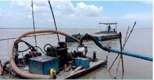 মনপুরার অবৈধভাবে বালু উত্তোলনের সময় ড্রেজারসহ ৩ জন আটক
