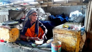 রাস্তার পাশে অসহায় বৃদ্ধার ছোট সংসার