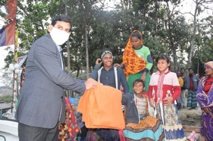 ভোলায় বেদে সম্প্রদায়ের মাঝে শীত বস্ত্র বিতরণ করলেন ইউএনও