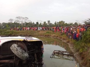 বোরহানউদ্দিনে যাত্রীবাহী বাস পুকুরে,আহত ২৫