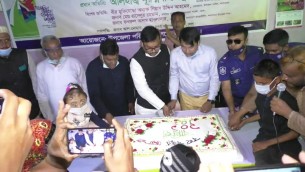 লালমোহনে প্রতিবন্ধীদেরকে নিয়ে বঙ্গবন্ধুর জন্মদিনের কেক কাটলেন এমপি শাওন