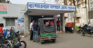 ভোলা হাসপাতালে মৃত বাচ্চা প্রসবের সময় মাথা ছিড়ে ফেলে নার্স ,প্রসূতিকে মারধর