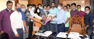 বাল্যবিয়ে ও শিশু নির্যতান প্রতিরোধ কমিটির পক্ষ থেকে নবাগত জেলা প্রশাসককে  ফুল  দিয়ে শুভেচ্ছা