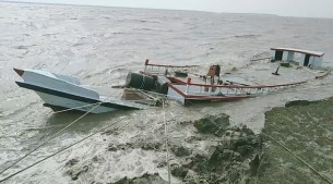 চরফ্যাসনের ঢালচরে ঘাটে  বাঁধা লঞ্চ ডুবি