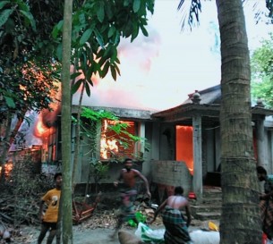 মনপুরায় চুলার আগুনে বসতঘর পুড়ে ছাই