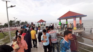 ভোলায় বিনোদন কেন্দ্র  গুলোতে মানুষের ভিড়