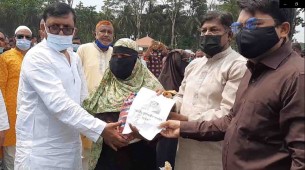 লালমোহনে ভাসমান মানুষের মাঝে প্রধানমন্ত্রীর  মানবিক সহায়তা তুলে দিলেন এমপি শাওন