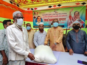 দৌলতখানে ১০ হাজার পরিবারকে অর্থ ও খাদ্য সহায়তা দিলেন এমপি মুকুল