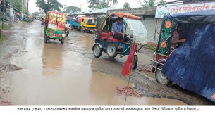লালমোহনে সড়কে খানা খন্দ