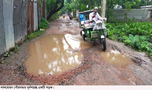 লালমোহন পৌর শহরে রাস্তা বেহাল  কাঁচা বাজারে অস্বস্তিতে ক্রেতারা