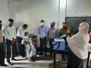 ভোলায় উৎসব মুখর পরিবেশে গণ টিকা নিলো বিভিন্ন বয়সী মানুষ