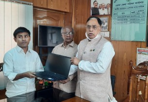 ভোলায় মেধাবী শিক্ষার্থীদের মাঝে ল্যাপটপ বিতরণ