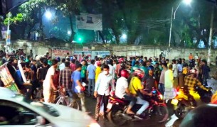 নিউ মার্কেট এলাকায় দুই গ্রুপে সংঘর্ষ, ককটেল বিস্ফোরণ
