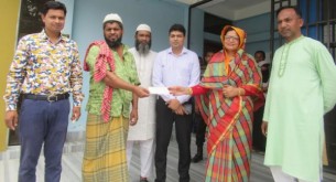 মনপুরায় অসহায় ৬০ পরিবারের মাঝে প্রধানমন্ত্রীর অনুদানের টাকা বিতরণ